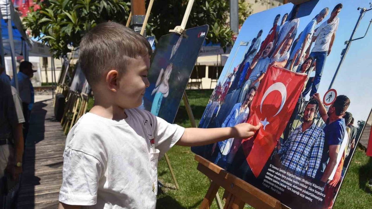 Dursunbey’de İHA’nın 15 Temmuz fotoğraf sergisi açıldı