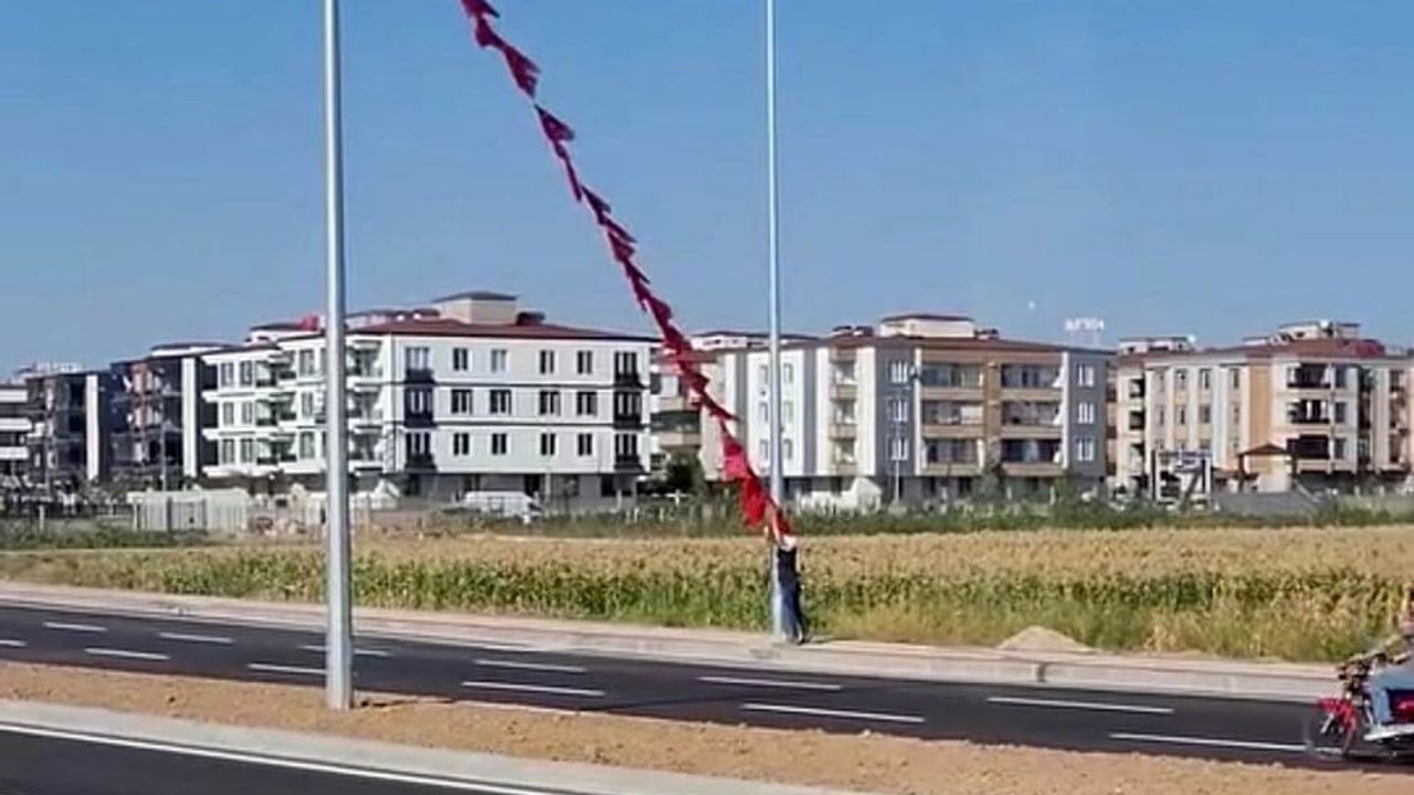 Düşen bayrağı trafiğin ortasında yeniden direğe asan işçinin görüntüleri