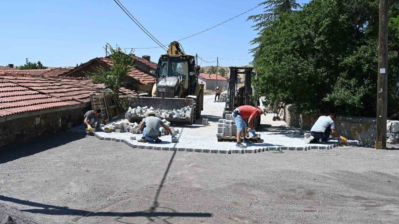 Dutluca Mahallesi’nde kilit taş yol çalışması sürüyor