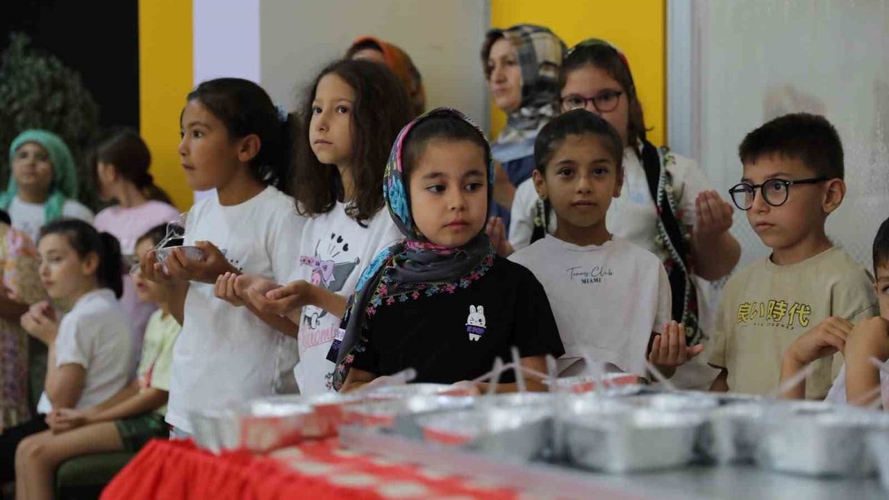 Düzce Belediyesi Çocuk Üniversitesi'nden aşure etkinliği