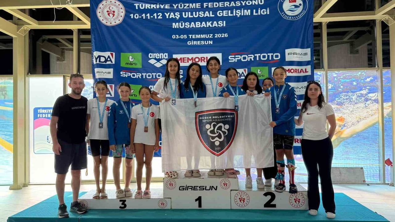 Düzce Belediyesi Spor Akademisi yüzme takımı bölge müsabakalarında 14 madalya kazandı
