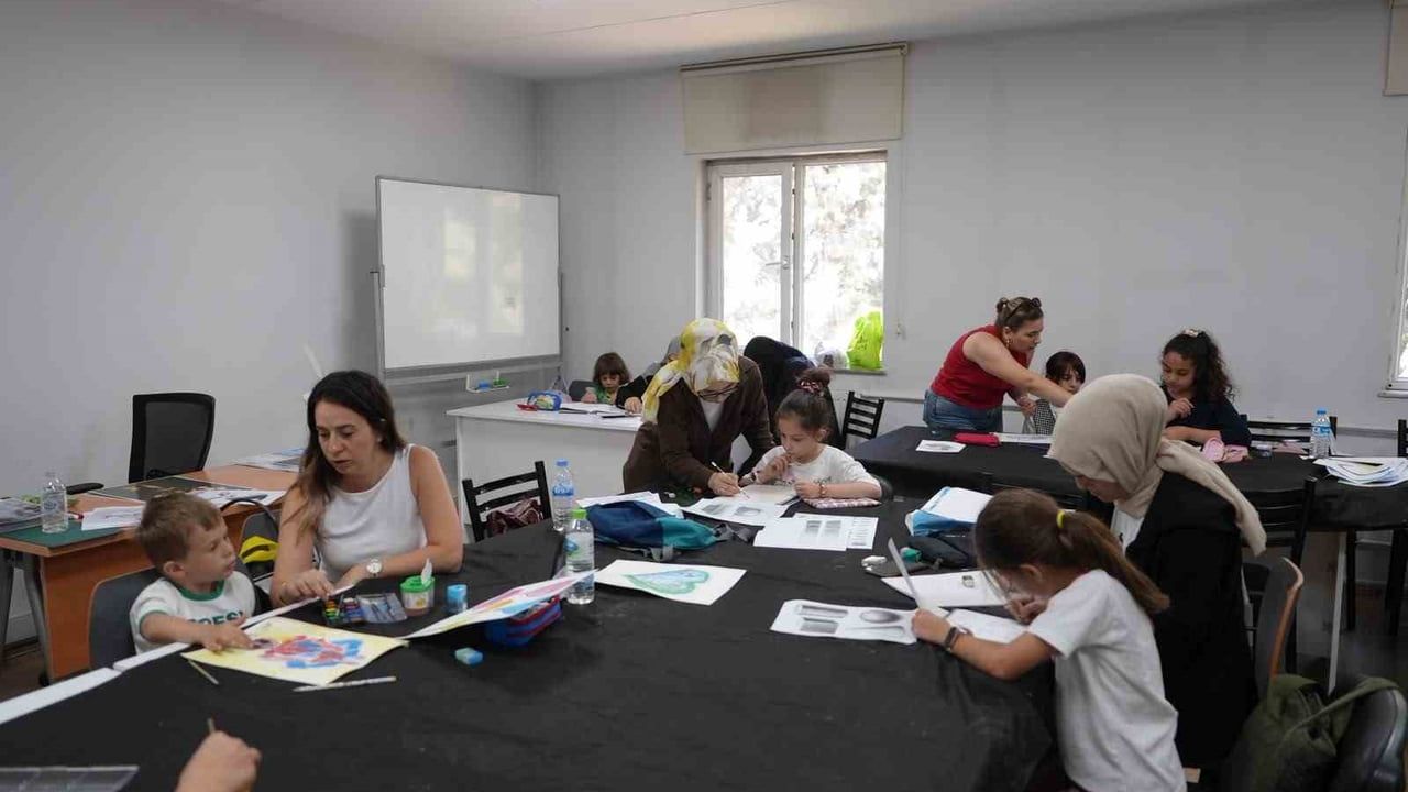 Düzce BELMEK anne ve çocuklarla kara kalem ve tezhip atölyesi düzenledi