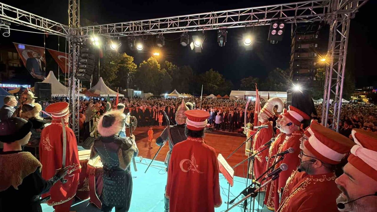 Düzce'de 15 Temmuz'un 10. yılında binler meydanları doldurdu