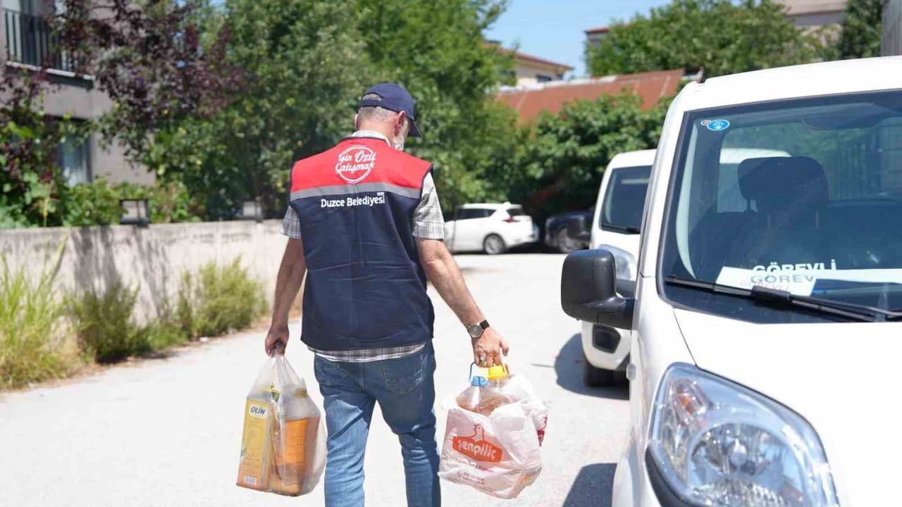 Düzce'de atık yağ kampanyasına katılanlara sıvı yağ hediyesi
