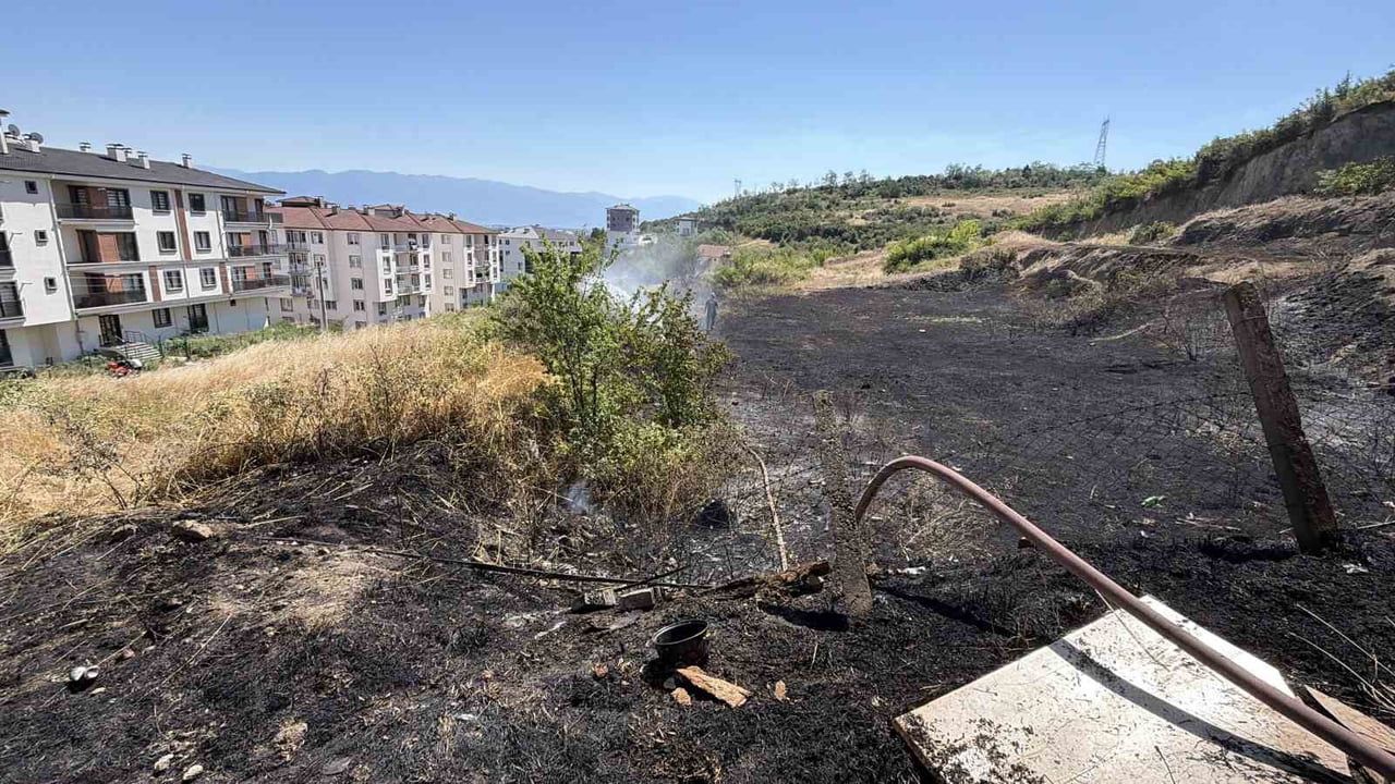 Düzce’de evlere sıçramadan söndürülen otluk yangını