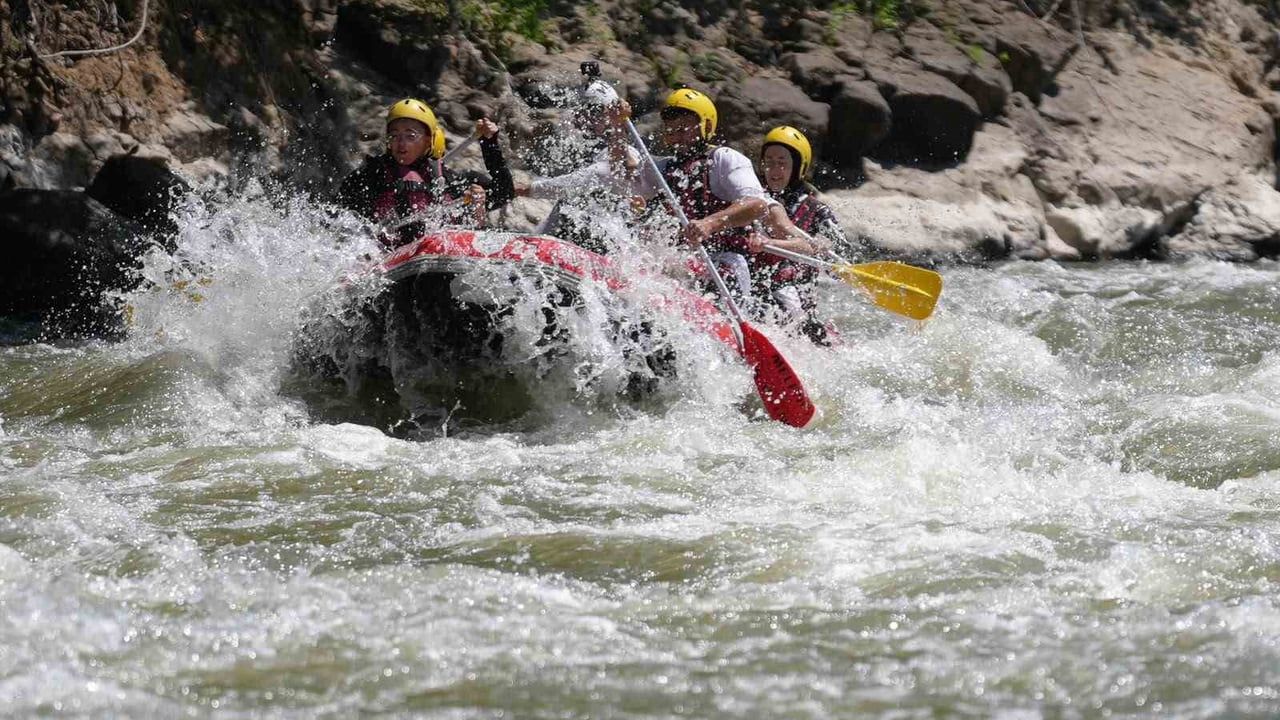Düzce'de gençler 12 kilometre rafting parkurunda kürek çekti