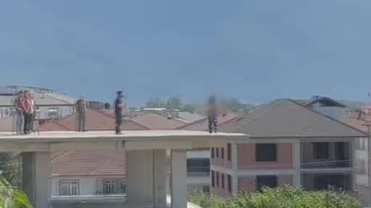 Düzce'de kişisel sorunlar yaşayan genç kadın çatıda ikna edilerek hastaneye kaldırıldı