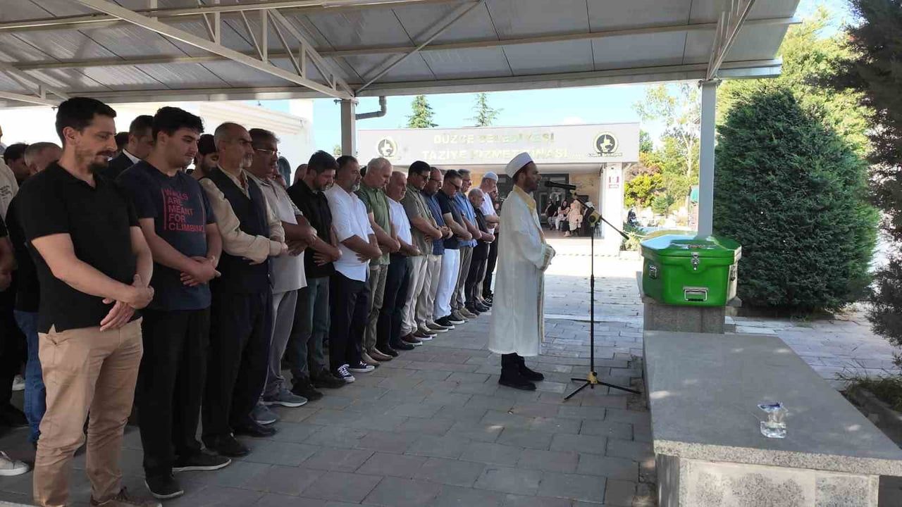 Düzce’de kocası tarafından öldürülen kadın son yolculuğuna uğurlandı