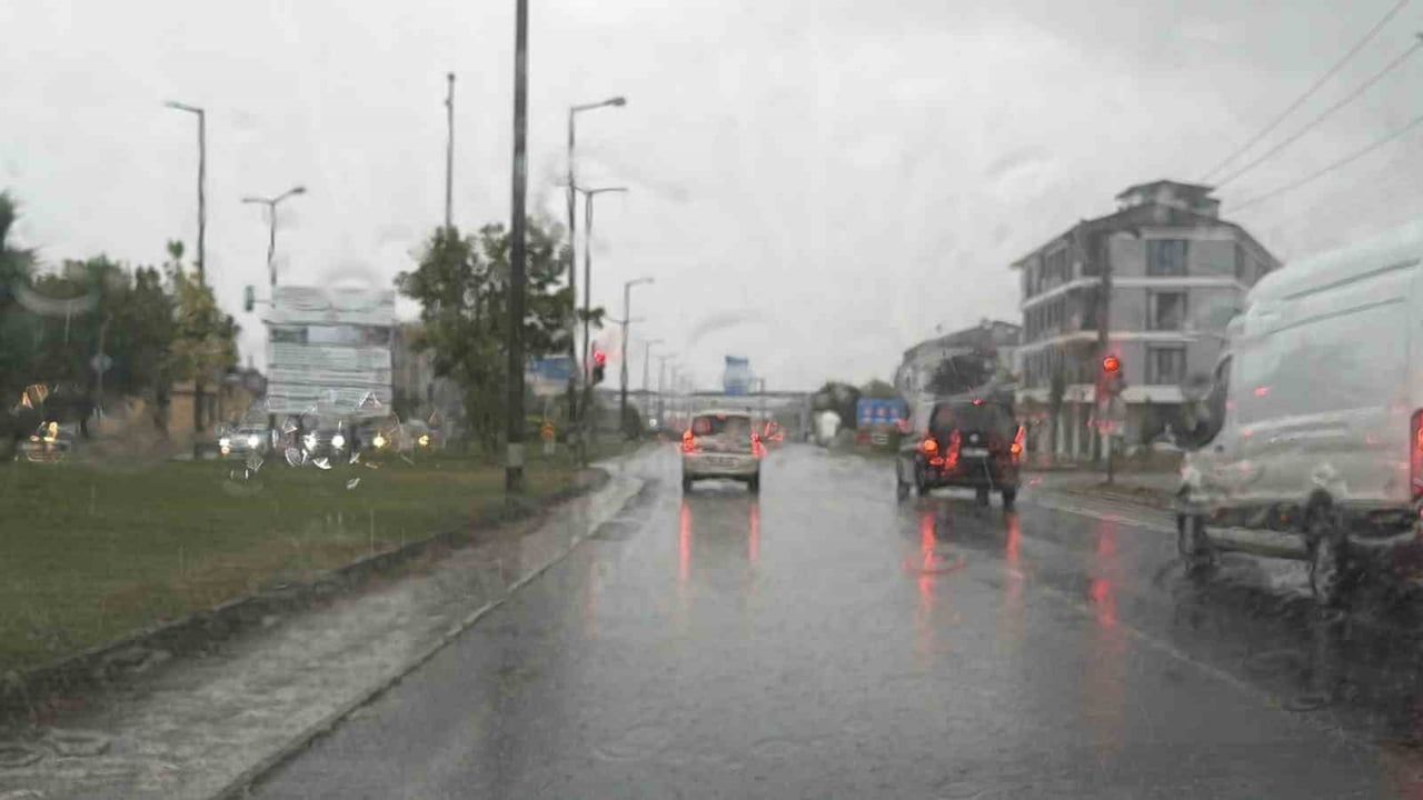 Düzce’de sağanak hayatı aksattı, yetkililer tedbir çağrısı yaptı