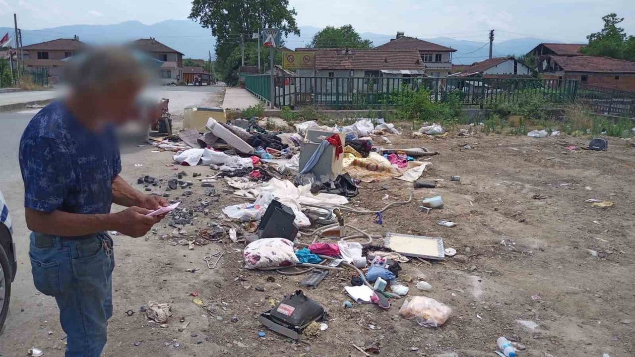 Düzce'de sokağa evsel atık bırakan kişiye idari para cezası uygulandı