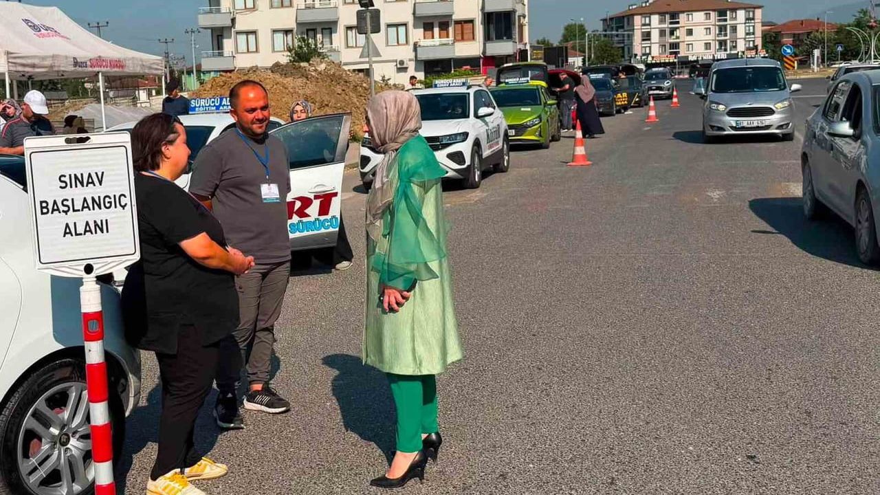 Düzce'de sürücü adayları direksiyon sınavında ter döktü