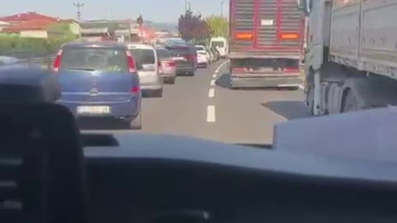Düzce'de sürücüler ambulansa yol vermek için fermuar sistemi uyguladı