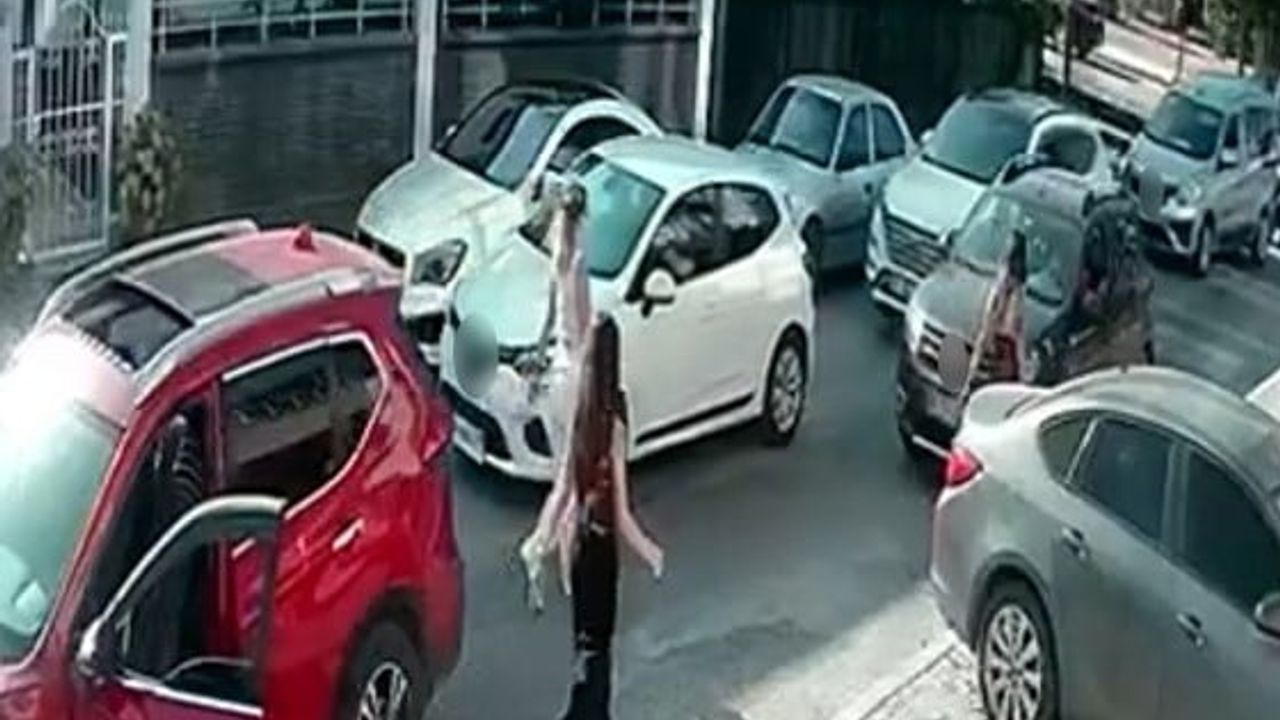Düzce'de trafikte araçtan inen üç kadın çocuklu aileye saldırdı
