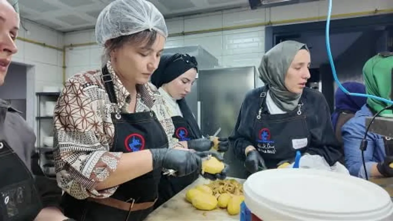Düzce mutfak atölyesi tadım gününde kursiyerlerden tam not aldı