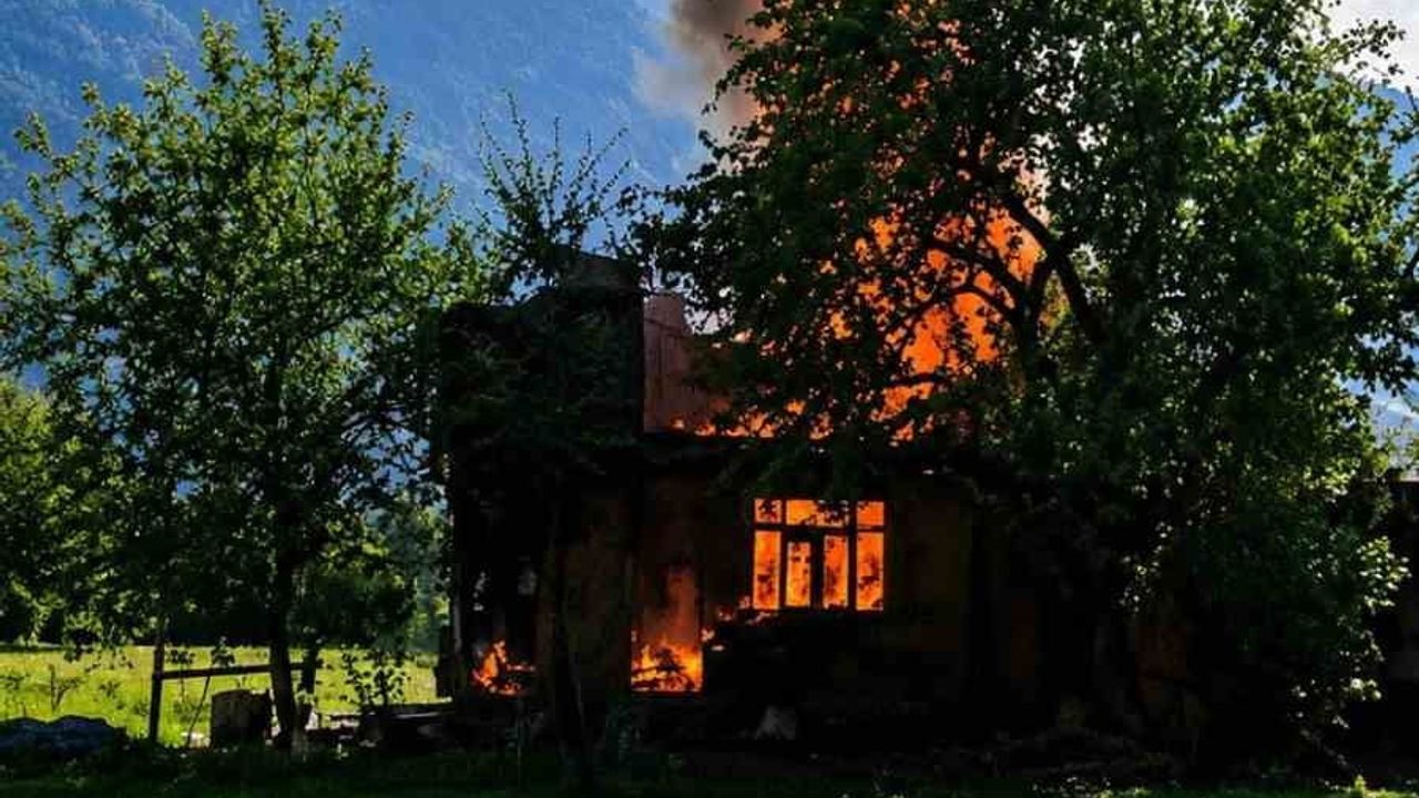 Düzce Uğur köyü'nde sabah yangını tek katlı evi kullanılamaz bıraktı