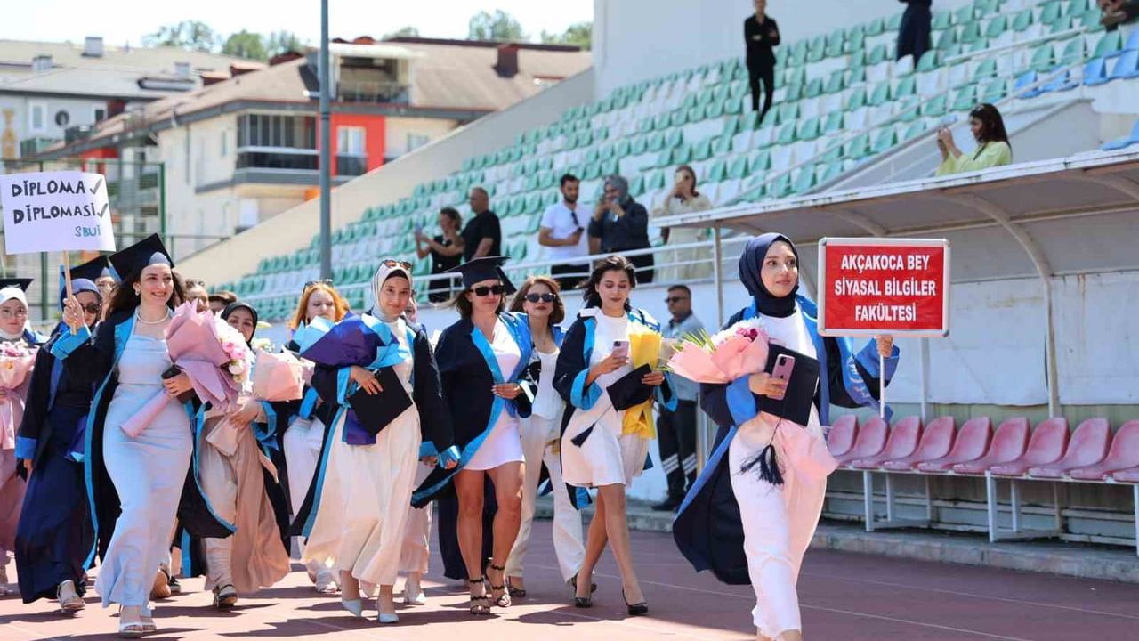 Düzce Üniversitesi'nde 2025-2026 mezuniyet törenlerinde kepler gökyüzüne atıldı