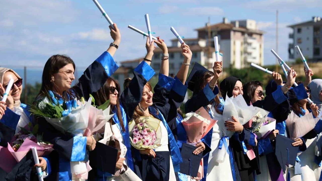 Düzce Üniversitesi'nde mezuniyet törenleri coşkuyla başladı