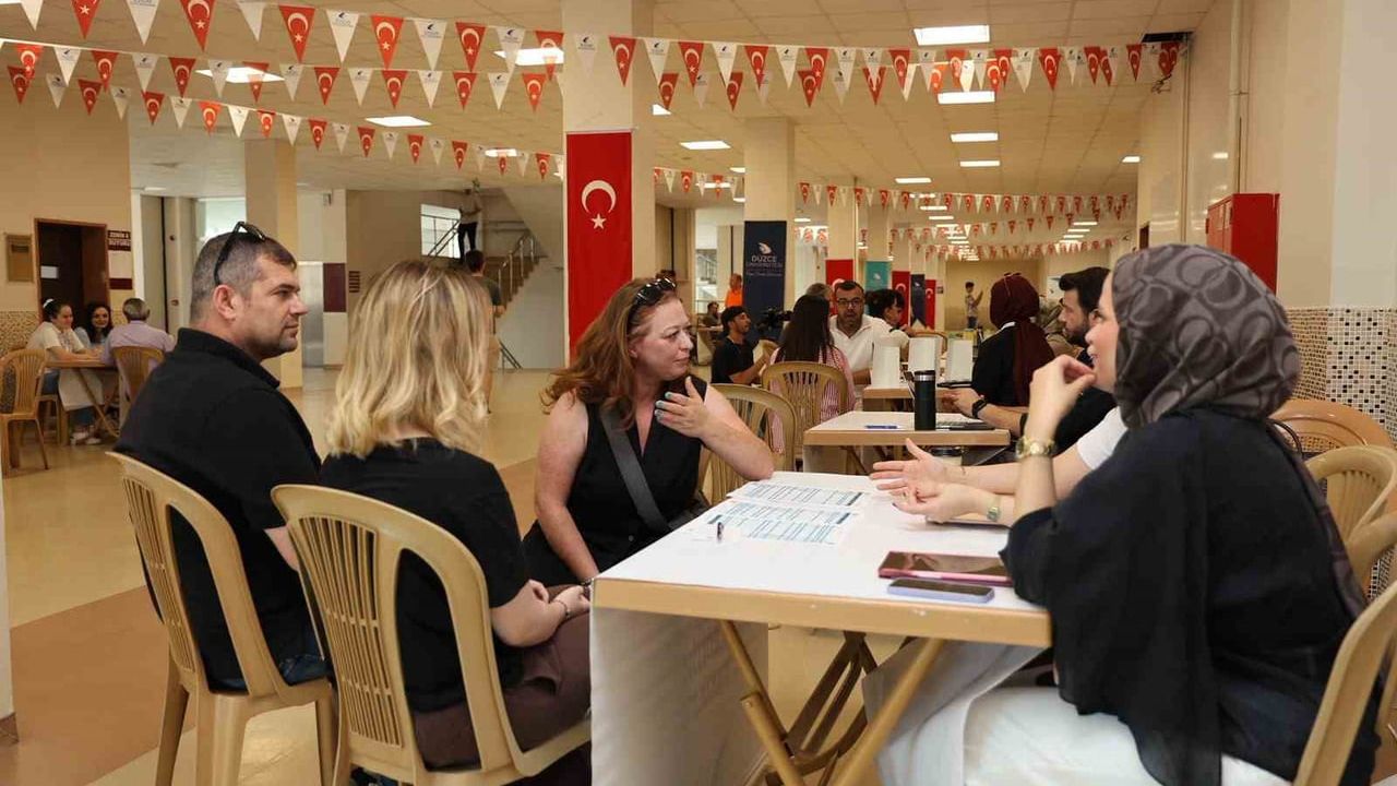 Düzce Üniversitesi tanıtım günleri aday öğrenciler için rehber olmaya devam ediyor