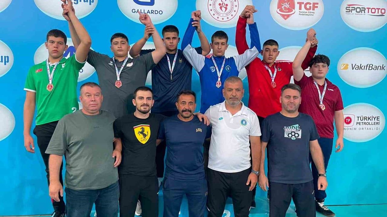 Düzceli minik güreşçiler Ankara'da Türkiye dereceleri kazandı