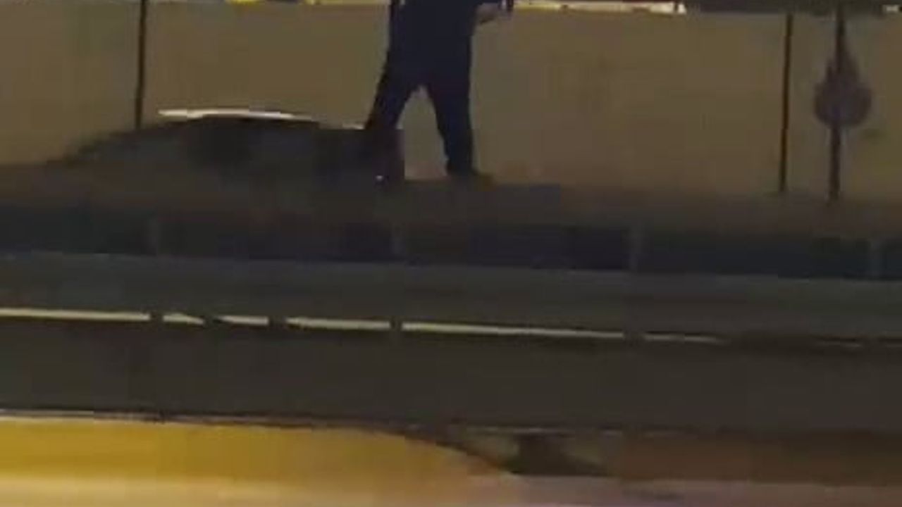 E-5'te tehlikeli anlar: alkollü olduğu iddia edilen kişi metrobüs hattına tırmanmaya çalıştı