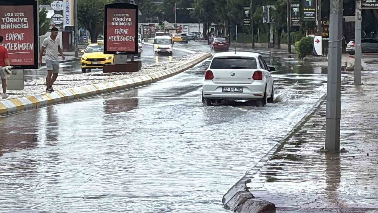 Edirne'de aniden bastıran yağmur yaşamı duraksattı