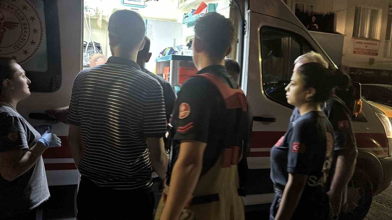 Edirne'de çatıya çıkan kişi polis ikna çalışmasıyla indirildi