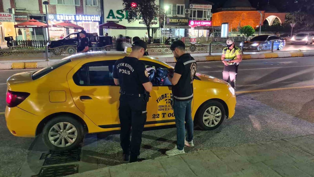 Edirne'de eş zamanlı şok uygulamada yüzlerce kişi ve araç denetlendi