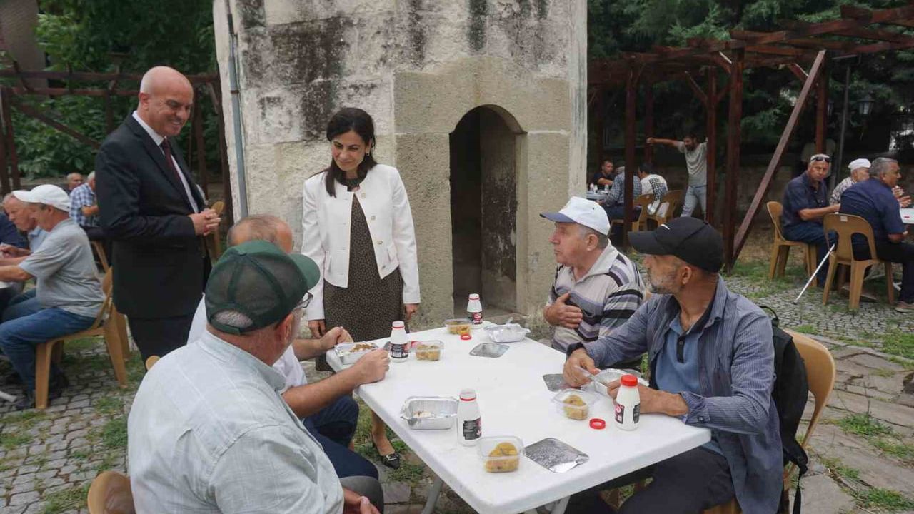 Edirne'de gönül sofrası cuma namazı sonrası dayanışmayı güçlendirdi