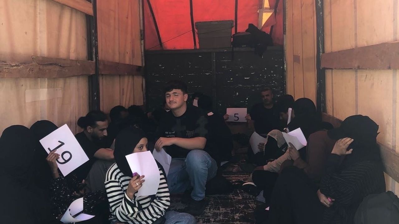 Edirne'de kapalı kasa kamyonette 20 düzensiz göçmen yakalandı