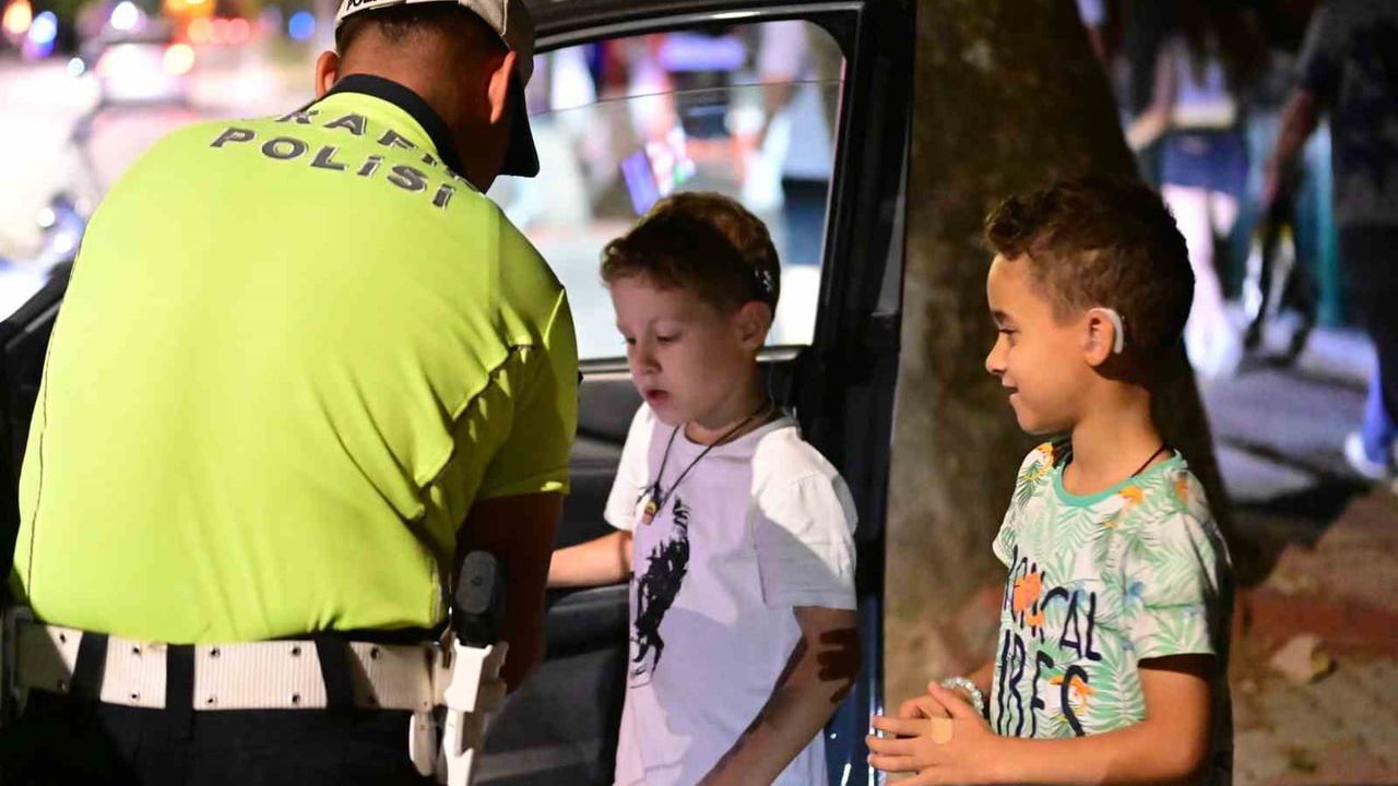 Edirne'de trafik polisinden işitme engelli kardeşlere polis aracı tanıtımı