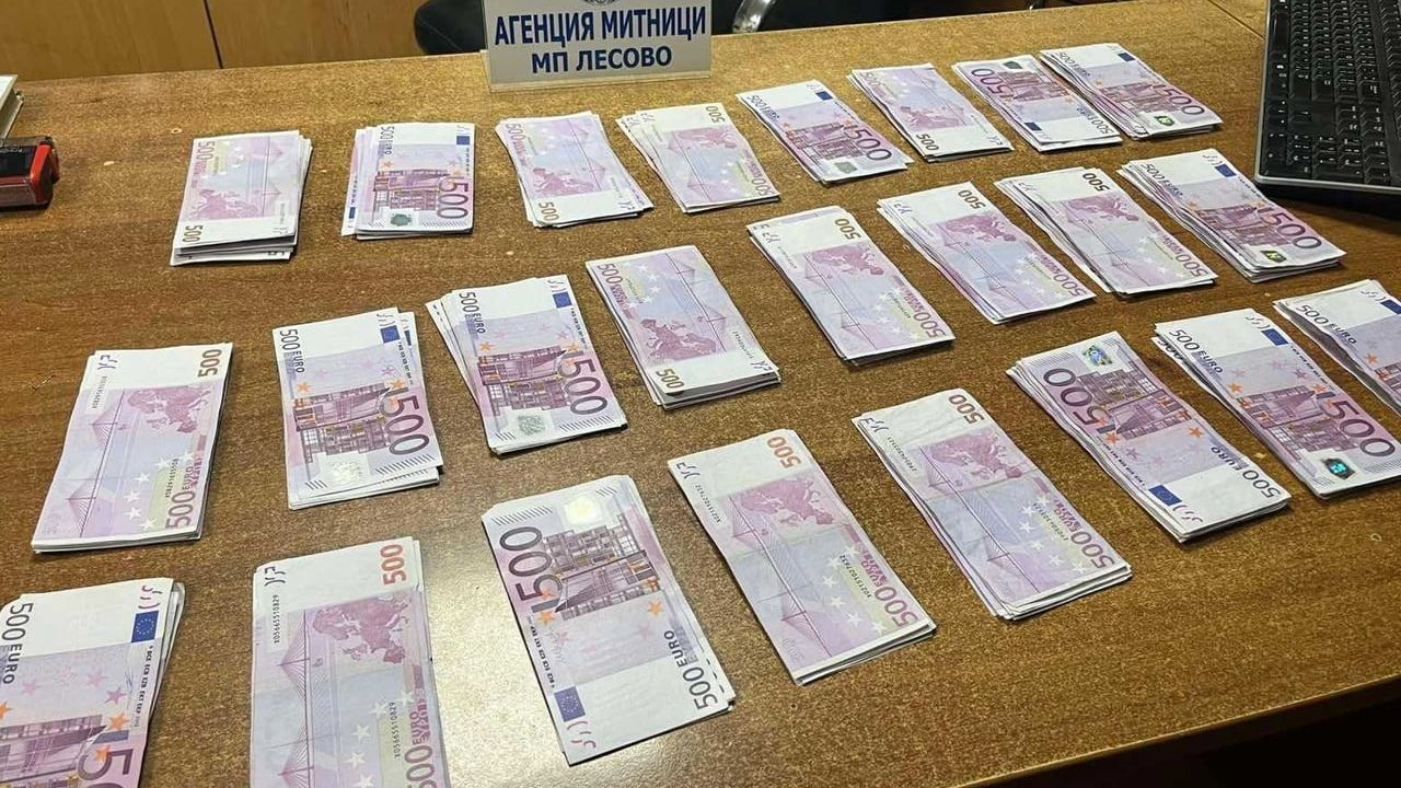 Edirne Hamzabeyli çıkışlı otobüste Türk vatandaşı Lesovo'da ceplerinde 150 bin euro ile yakalandı