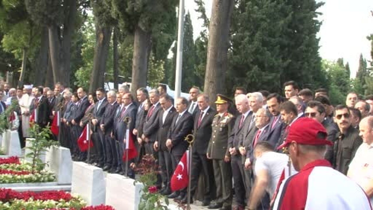 Edirnekapı Şehitliği'nde 15 Temmuz şehitleri dualarla anıldı
