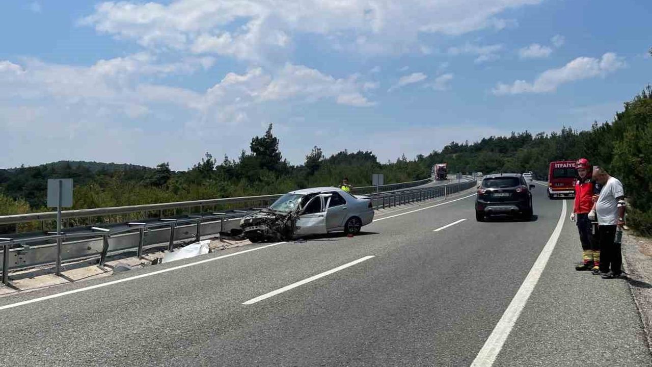 Edremit-Balıkesir karayolunda otomobil refüje çarptı