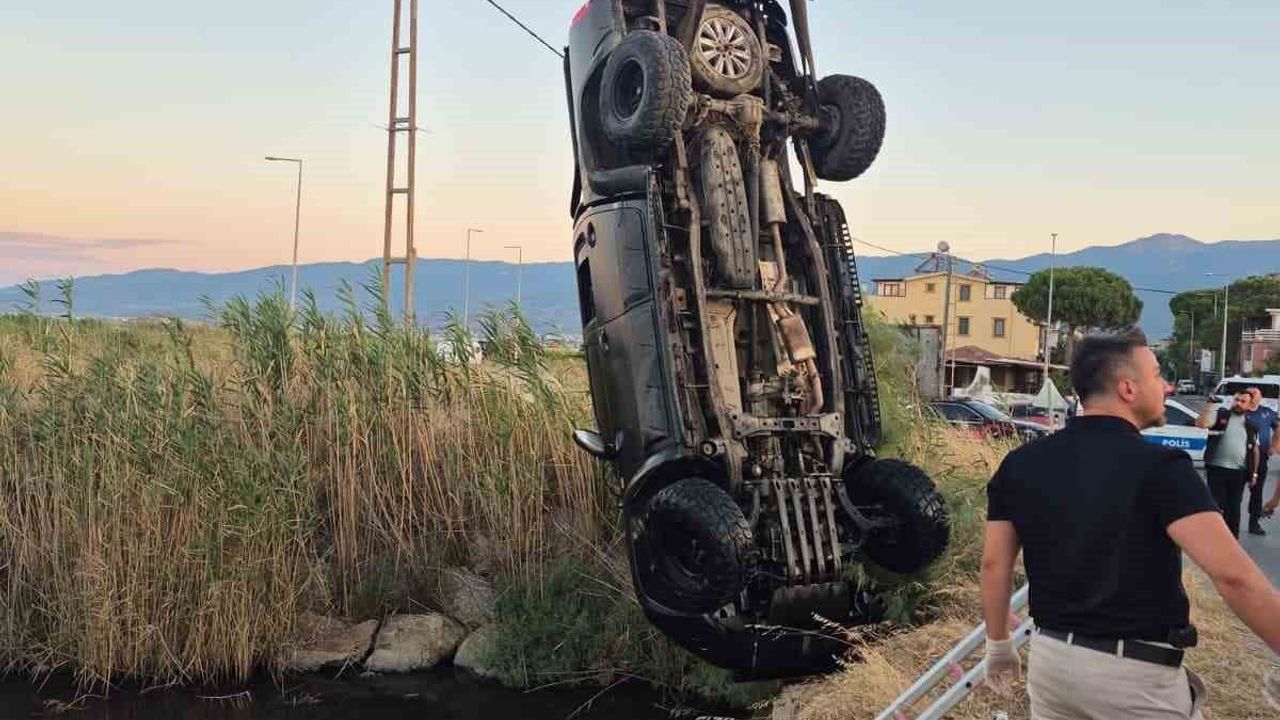 Edremit'te dereye uçan otomobilde 2 genç yaşamını yitirdi, 1 kişi yaralandı