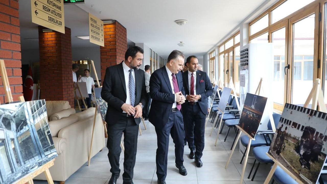 Edremit'te "İrade Bizim, Zafer Bizim" fotoğraf sergisi açıldı