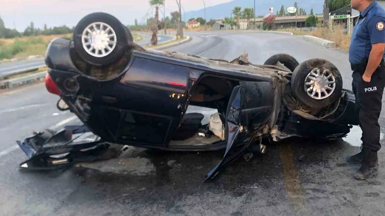 Edremit'te ters dönen otomobildeki sürücü itfaiye tarafından kurtarıldı