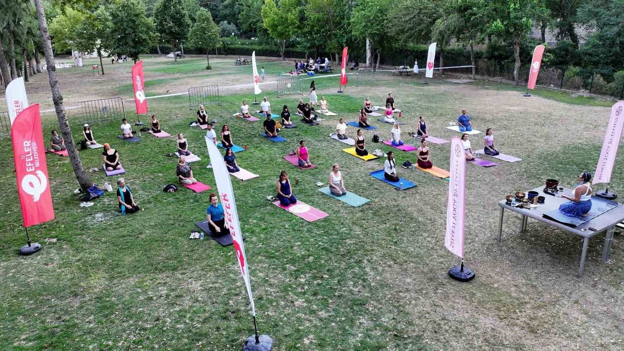Efeler'de açık hava yoga etkinliği yoğun ilgi gördü