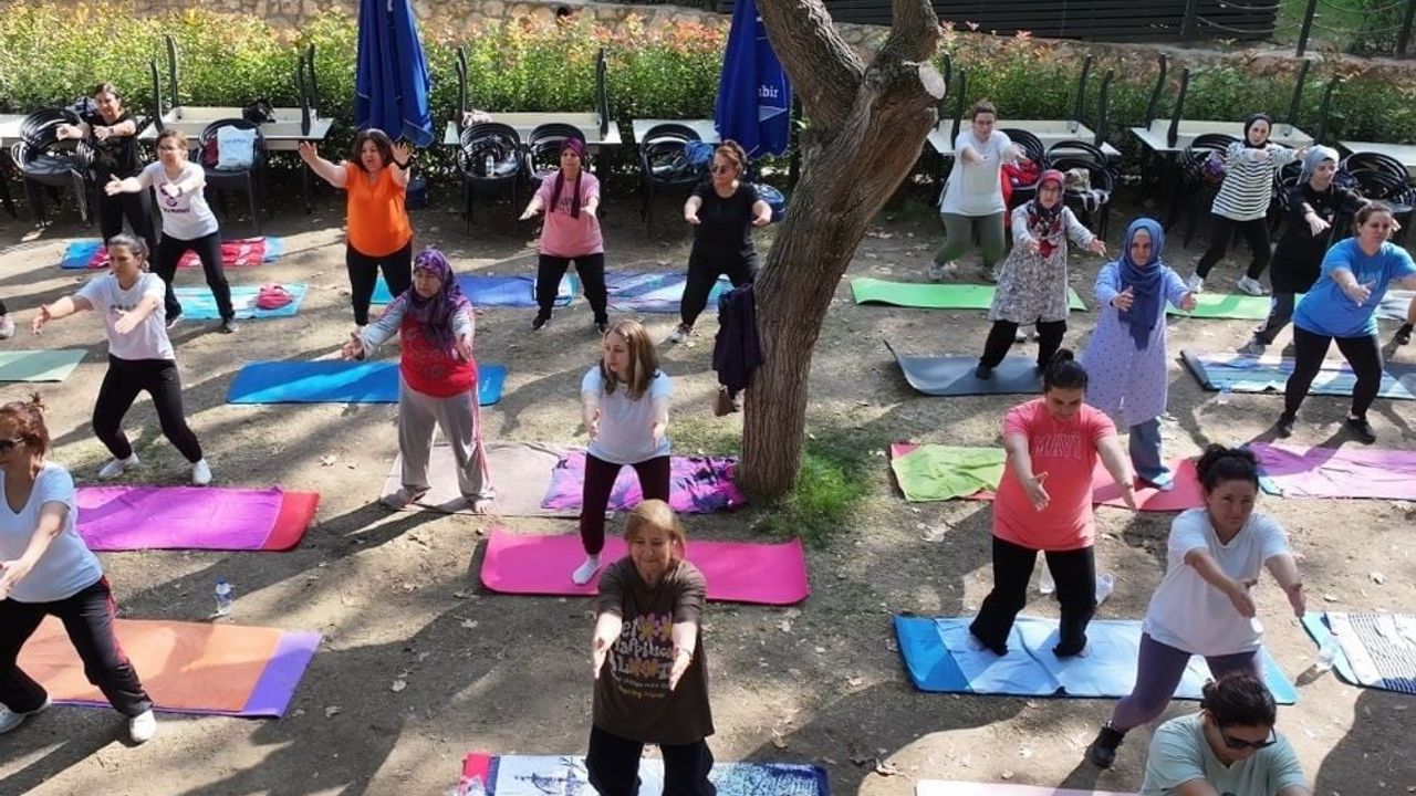 Efeler’de açık havada yoga etkinliği bugün düzenleniyor