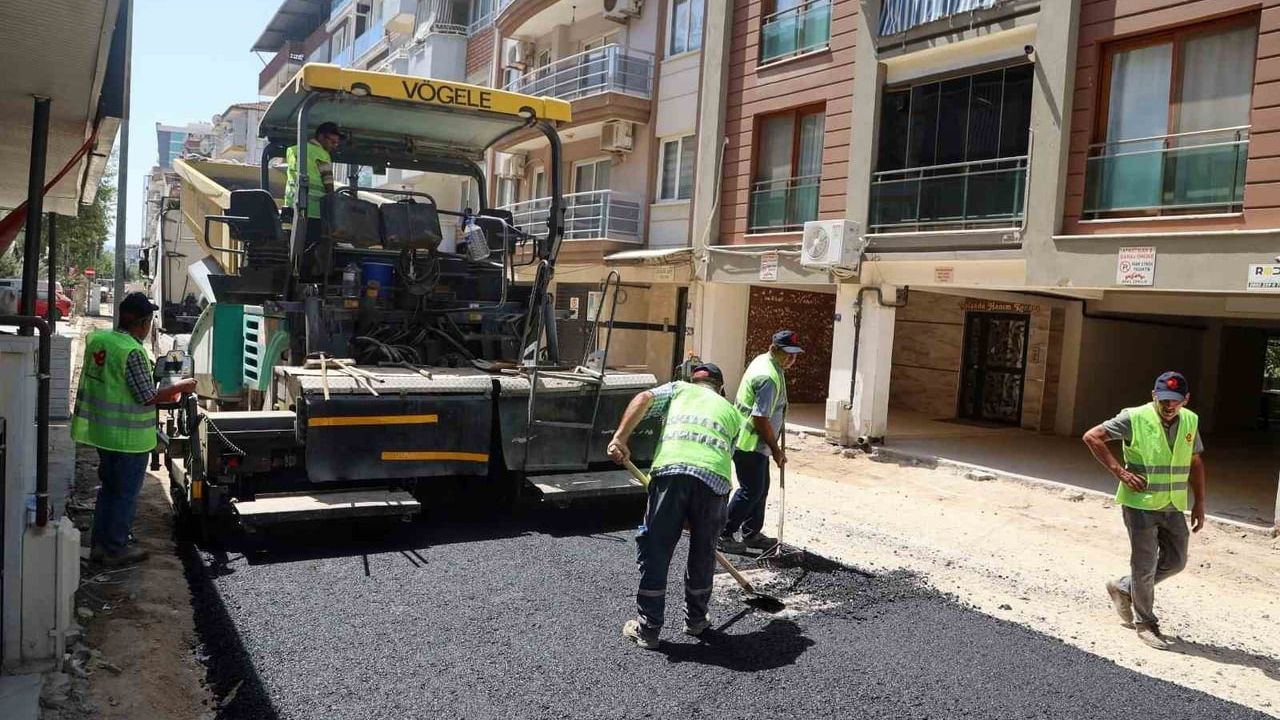 Efeler'de Albayrak Caddesi yenileniyor: sıcak asfalt serimi başladı