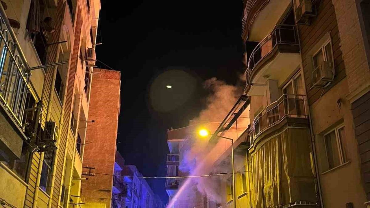 Efeler'de iddiaya göre kadın evini ateşe verdi, yangın söndürüldü
