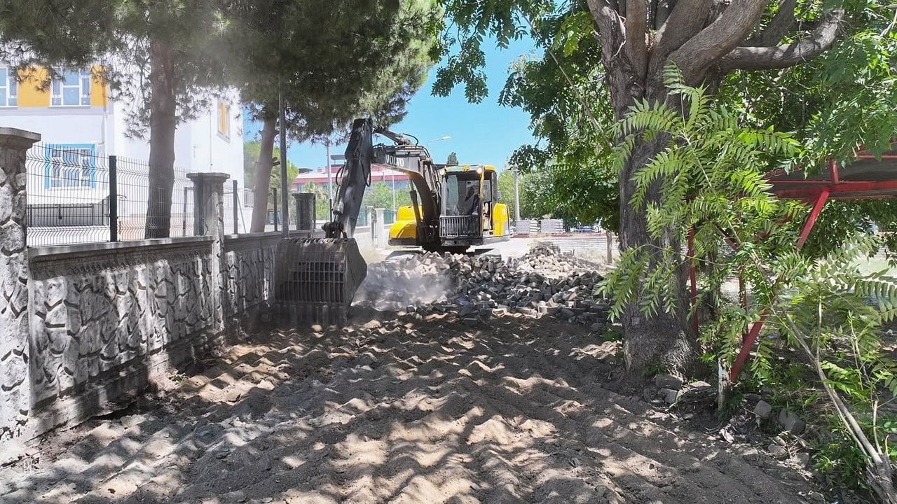 Efeler'de öğrenciler için güvenli ulaşım hedefiyle sokak yenilemeleri