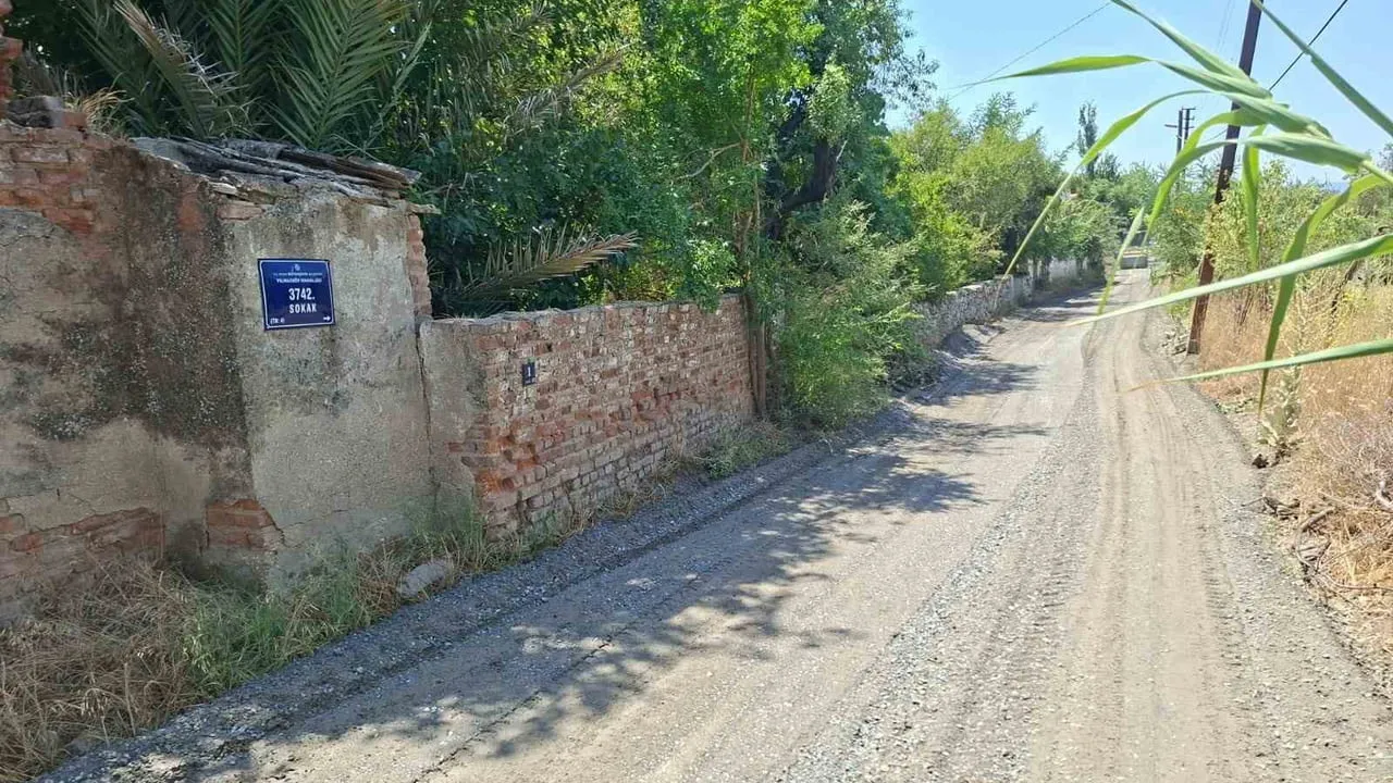 Efeler'de ulaşımı iyileştirecek asfalt çalışmaları Ilıcabaşı 3742. Sokak'ta devam ediyor