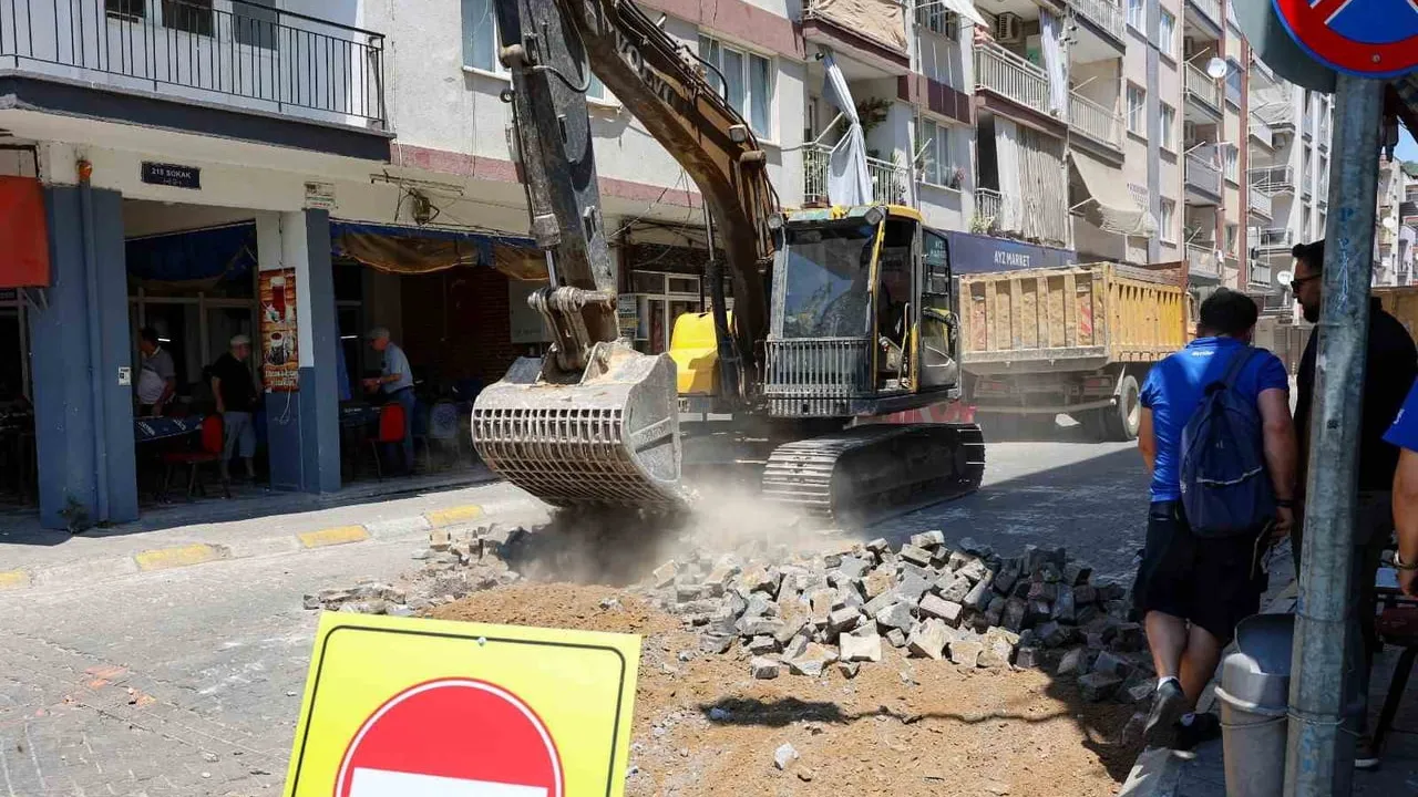 Efeler’de yol yenileme çalışmaları sürüyor