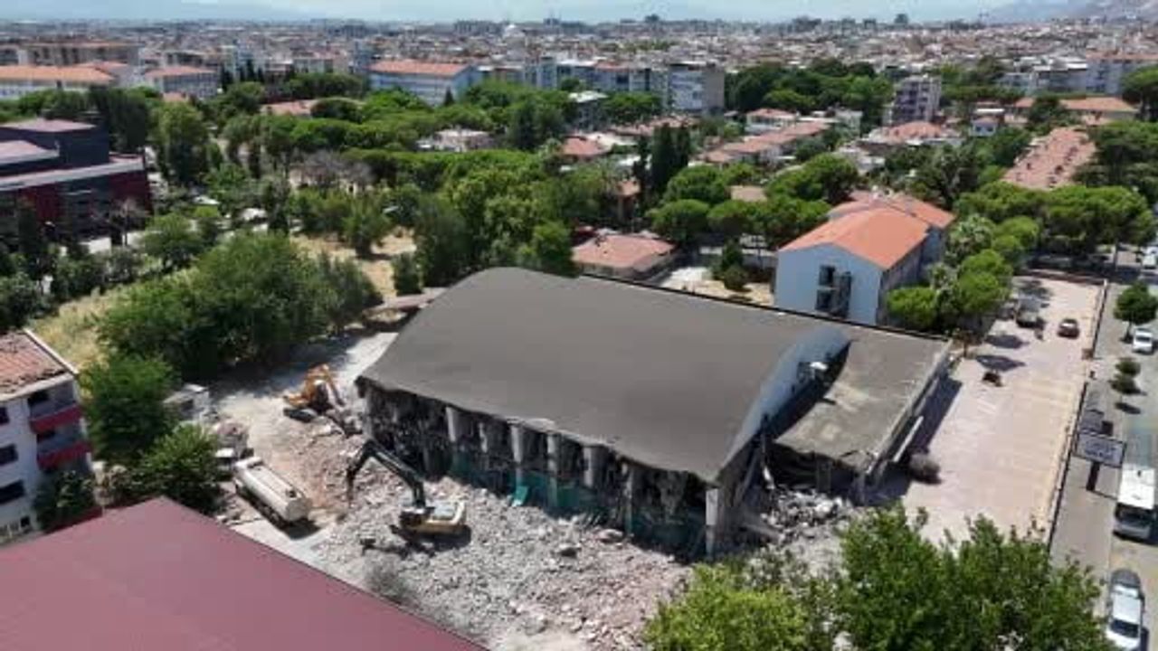 Efeler'in 65 yıllık Atatürk Spor Salonu'nda sessiz vedalar