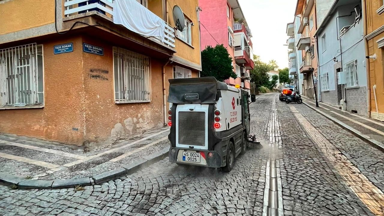 Efeler’in eski çarşılarında kapsamlı temizlikle kent belleği korunuyor
