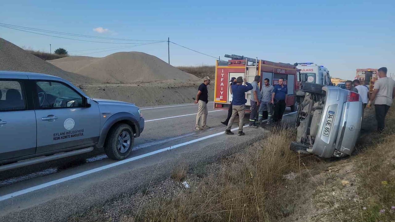 Eflani'de devrilen otomobilde iki kişi yaralandı