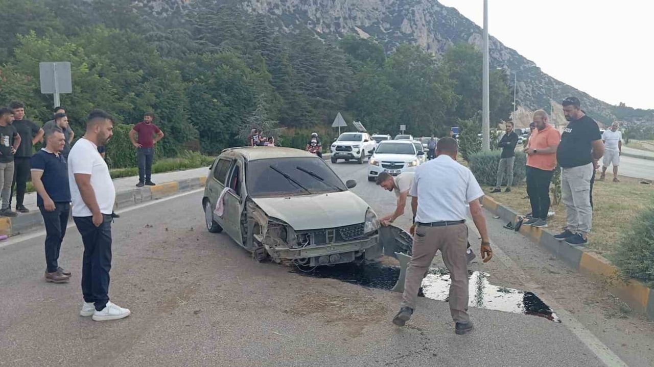 Eğirdir'de kamyonete çarpan otomobil refüjü aşarak karşı şeride geçti: 2 yaralı