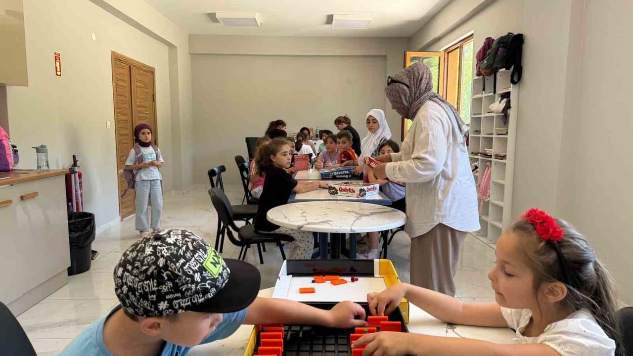 Eğlenerek öğreniyorlar: Boğaziçi Genç Ofis'te akıl ve zeka oyunları eğitimi sürüyor