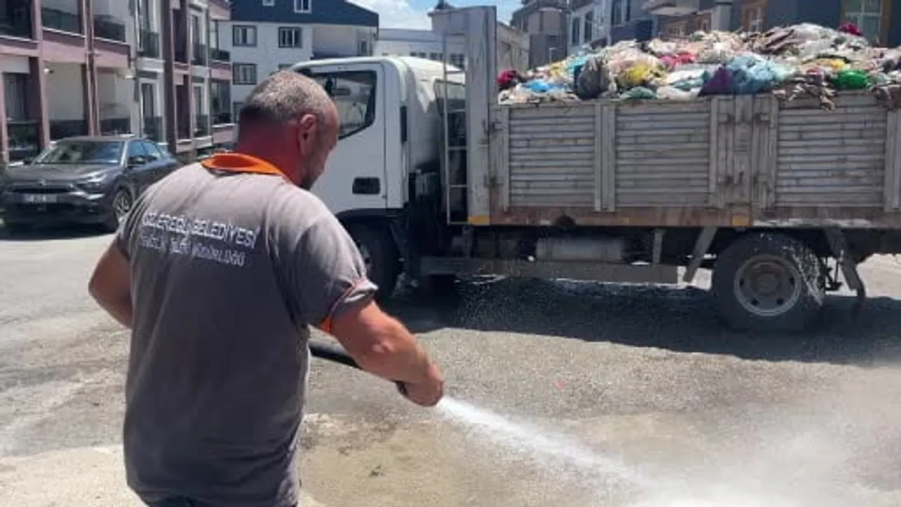 Ekiplerin dikkati çöp kamyonundaki yangını büyümeden söndürdü