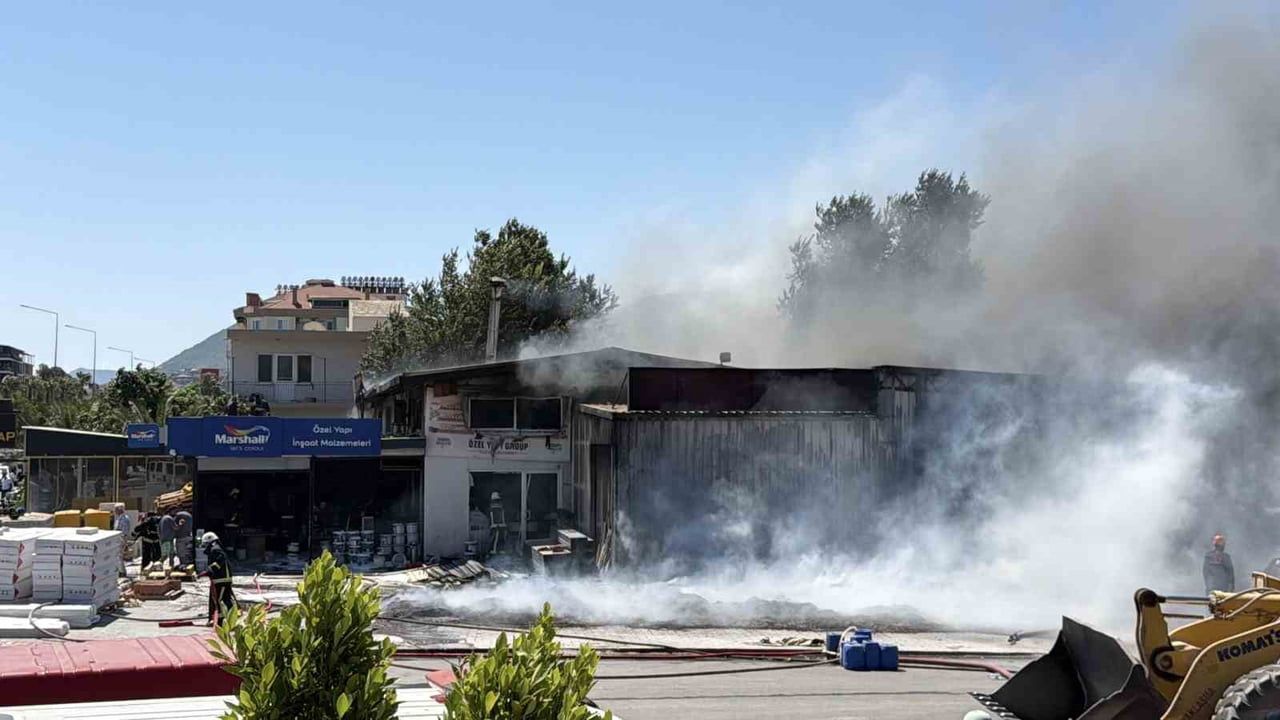 Ekiplerin müdahalesiyle Gazipaşa'da inşaat malzemeleri deposu alevlerden kurtarıldı